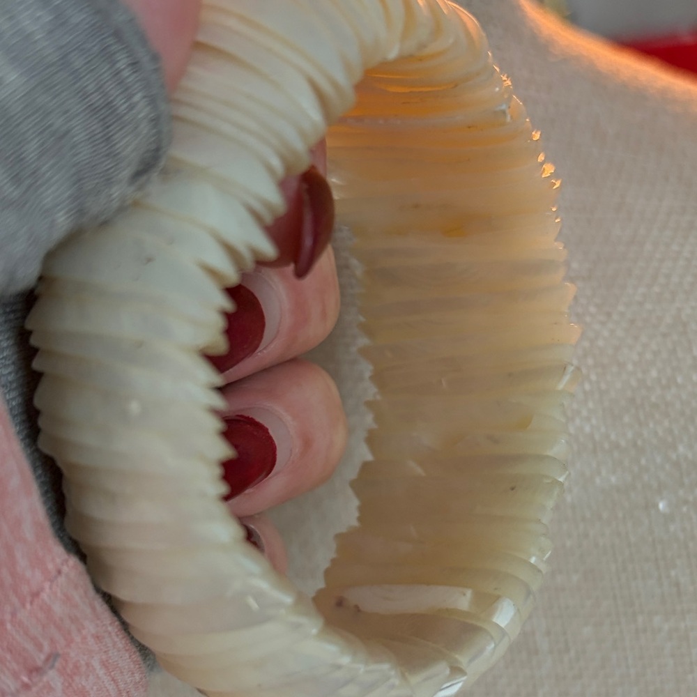 Gorgeous Mother of Pearl Shell Stretch Bracelet - Picture 5 of 6